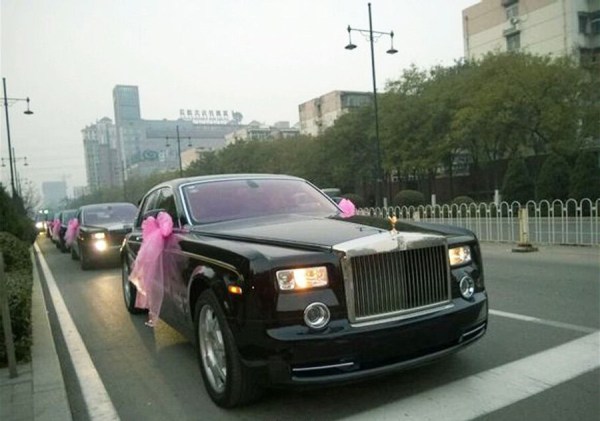 　11月23日，河北唐山街頭現(xiàn)價(jià)值超過2個(gè)億的婚禮車隊(duì)。