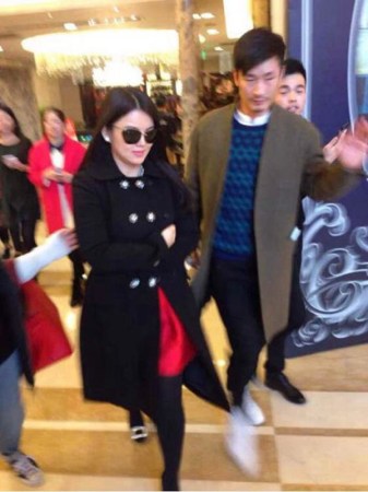 　婚禮現(xiàn)場(chǎng)現(xiàn)多位明星大腕助陣。