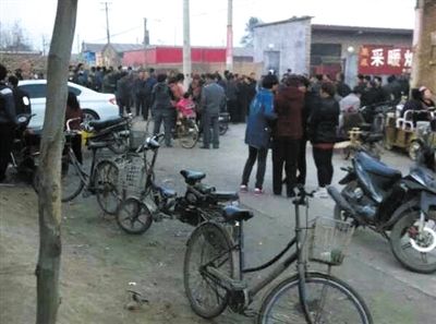 　11月9日下午，暴力催債的社會人員持械進(jìn)入獻(xiàn)縣安莊后，村民們聚集在一起準(zhǔn)備反抗。村民供圖