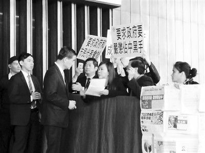 撐警大聯(lián)盟召集人李偲嫣2日到特首辦請(qǐng)?jiān)?，要求政府?yán)厲處置“占中三子”和“雙學(xué)”的代表。