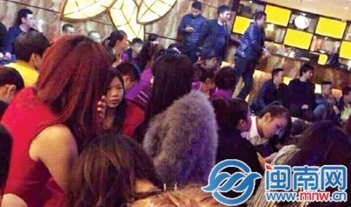 酒店內(nèi)，男男女女被分開而坐