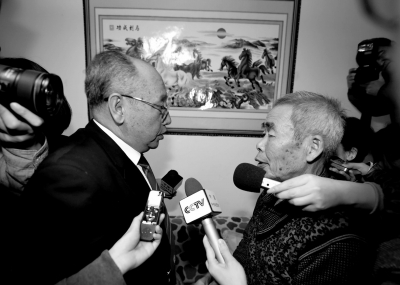 15日，內(nèi)蒙古高院副院長(zhǎng)趙建平（左）帶隊(duì)向呼格吉勒?qǐng)D父母送達(dá)再審法律文書(shū)。