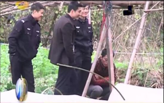 一個(gè)見習(xí)警官，一個(gè)二級(jí)警司，和一個(gè)便衣人員站在菜地里笑。