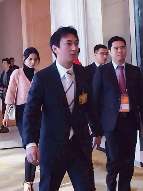 王思聰身后的妙齡女子自稱王思聰女友 王思聰身后的妙齡女子自稱王思聰女友