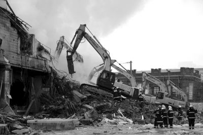 3日下午，挖掘機在現(xiàn)場作業(yè)。 譚青/攝