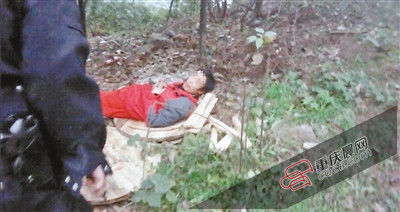 在草叢中睡覺的男子竟是名網(wǎng)上逃犯。 在草叢中睡覺的男子竟是名網(wǎng)上逃犯。