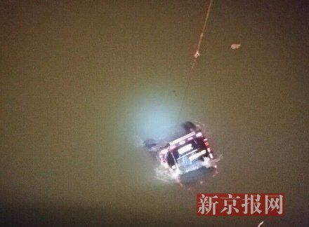 運(yùn)鈔車打撈現(xiàn)場。