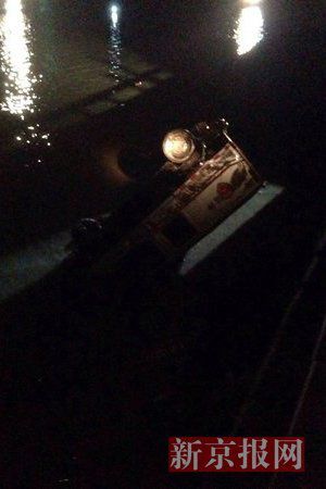 運(yùn)鈔車打撈現(xiàn)場。