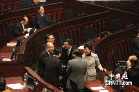 答問大會之前，港府司局長等高官聚談（中評社 鄧冠英攝）