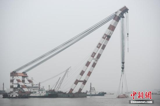  事故沉船已拖至北岸淺水區(qū)域。