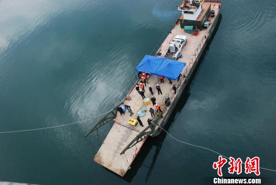 警方四次到百米深的湖中打撈被害人遺體。