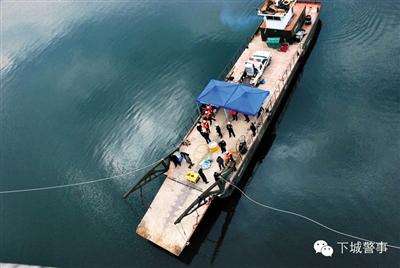 為搜尋深水沉尸，杭州警方租用的船只在水面作業(yè)。本版圖片/杭州警方提供