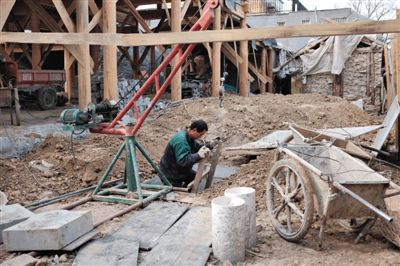 東城區(qū)北鑼鼓巷與小經(jīng)廠胡同之間一處四合院內(nèi)，工人進入已經(jīng)挖好的地下室內(nèi)施工。