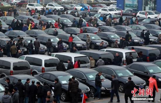 2015年1月25日，首批國家和中央機(jī)關(guān)取消的公務(wù)用車在北京亞運(yùn)村汽車交易市場拍賣。106輛公務(wù)用車