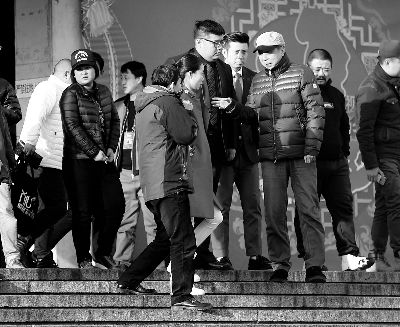 彩排后，高曉攀、尤憲超和不知名女演員聆聽馮鞏總結(jié)訓(xùn)話