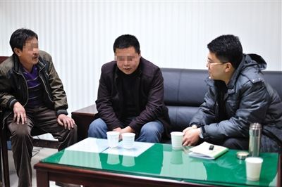 1月7日，陜西省榆林市，國(guó)家信訪(fǎng)局第五督查組成員王治鐸（右一）與兩名信訪(fǎng)人約談。 楊凱 攝