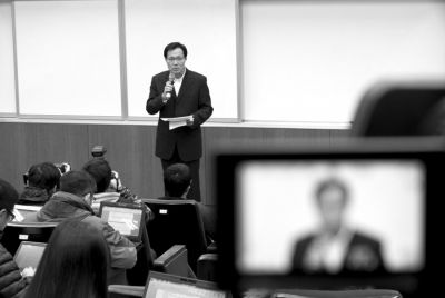 2月8日，在臺(tái)北福華會(huì)館，復(fù)興航空代表劉忠繼向媒體介紹家屬說明會(huì)溝通情況。新華社發(fā)