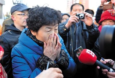 2月9日，呼格吉勒圖的母親尚愛云在旁聽趙志紅案后，接受媒體采訪時落淚。新華社記者 任軍川 攝