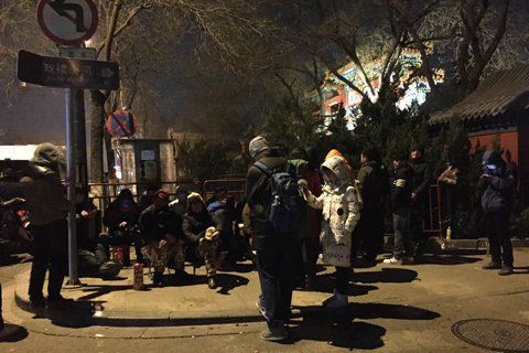 雍和宮外排隊(duì)的人。新京報記者 李相蓉 攝