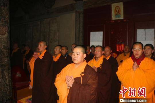 少林寺方丈釋永信率僧眾祭祖 沿襲千年傳統(tǒng)(圖) 少林寺方丈釋永信率僧眾祭祖 沿襲千年傳統(tǒng)(圖)