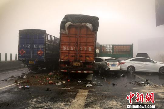 圖為21日，京港澳高速河南段21輛汽車發(fā)生連環(huán)相撞事故現(xiàn)場?！」啤z