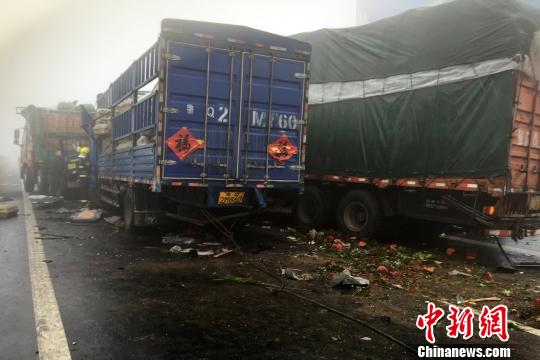 圖為21日，蘭南高速河南段車禍事故現(xiàn)場一片狼藉?！」啤z