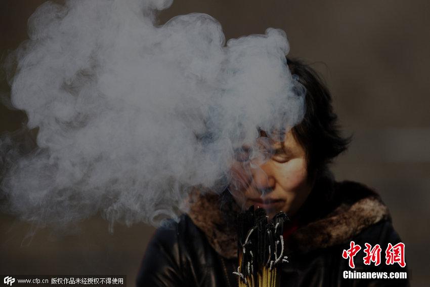 大年初五全國(guó)各地民眾燒香拜財(cái)神 大年初五全國(guó)各地民眾燒香拜財(cái)神