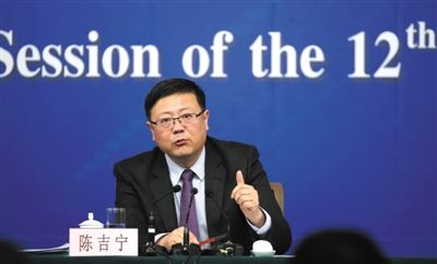 昨日，十二屆全國人大三次會議新聞中心，環(huán)保部部長陳吉寧回答中外記者提問。新京報記者 陳杰 攝