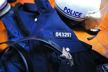 在閔行區(qū)虹橋派出所的一角，擺放著茆盛泉曾經(jīng)最愛的警服?！?43297”的警號(hào)、深色的警服依稀可見已經(jīng)凝固的血跡，警用皮帶也斷裂了。