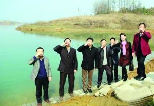 活動儀式現(xiàn)場，一眾人舀起漳河水直接喝下