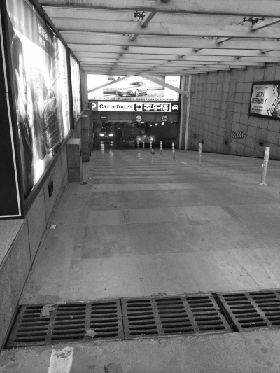 　　國貿(mào)360的地下車庫，坡陡讓人膽寒。