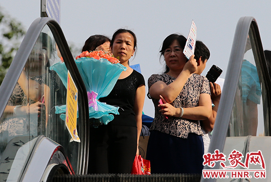 有一種情，你我日日相見，從不言表，但會(huì)抱著鮮花等候歸人。