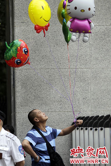 他希望你像hello kitty一樣可愛，露出笑臉。