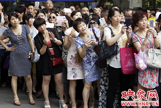 你在人群中，只有找到你，她們才會(huì)松下眉間的皺紋。