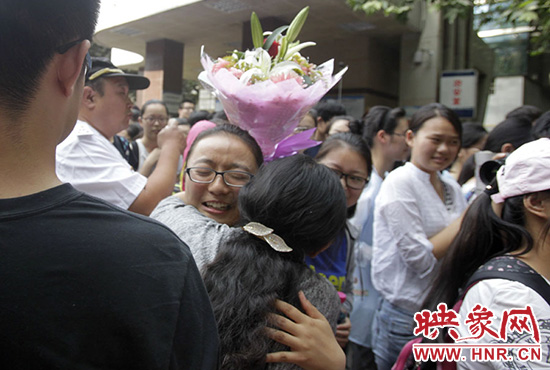 沖向你，給你一個(gè)深情的擁抱。