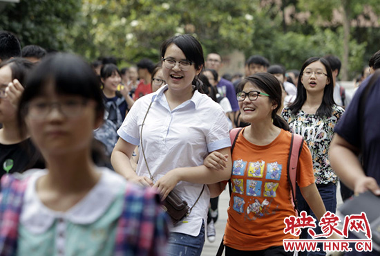 也有一種情，平日嬉笑怒罵，針鋒相對(duì)，只有別離時(shí)才會(huì)牽手擁抱。