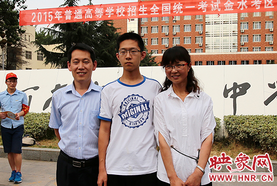 高考結(jié)束的那一刻，就意味著離別，別了曾經(jīng)的班級(jí)、老師、朋友、甚至戀人。