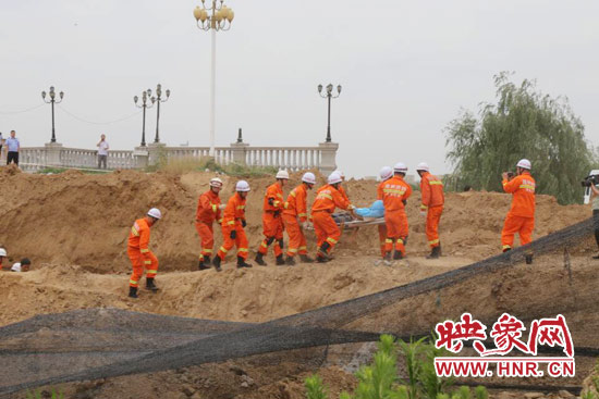 12點07分，又一人被抬出