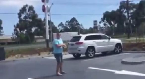 圖一：澳大利亞男子發(fā)飆的樣子被兩個兒子偷拍，并將視頻取名為“憤怒的老爹”上傳至網(wǎng)絡(luò)。