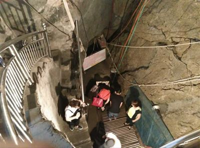 游客到魚泉參觀。