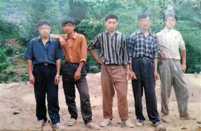 一次外出打工前，田仁信（中）與村里的伙伴合影。田仁信親屬供圖