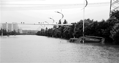 6月28日，南京暴雨致云臺(tái)山河漫堤，祿口機(jī)場(chǎng)高速雙向封閉 供圖/CFP