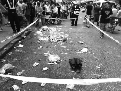 7月11日，群眾在事發(fā)現(xiàn)場(chǎng)外圍觀。新華社發(fā)