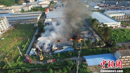 福建永安一紡織廠發(fā)生火災(zāi) 現(xiàn)場(chǎng)黑煙蘑菇云沖天