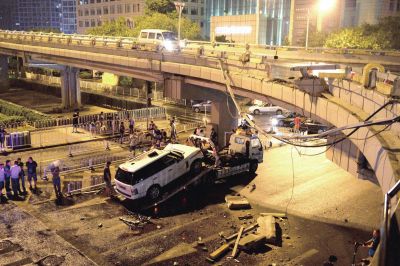 路虎車被扶正后，救援車將其拖離現(xiàn)場。