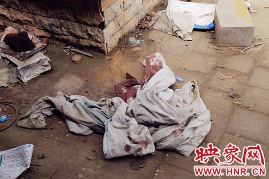 現(xiàn)場一張被單上沾滿血跡。