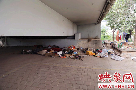 流浪漢在高架橋下居住，靠撿垃圾為生。