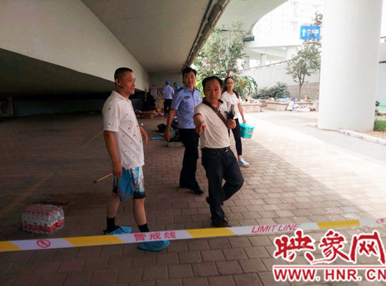 事發(fā)后，警方封鎖現(xiàn)場進行調(diào)查取證。