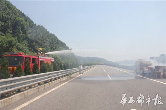 高速路上貨車自燃 近2萬枚鮮雞蛋被烤熟 高速路上貨車自燃 近2萬枚鮮雞蛋被烤熟
