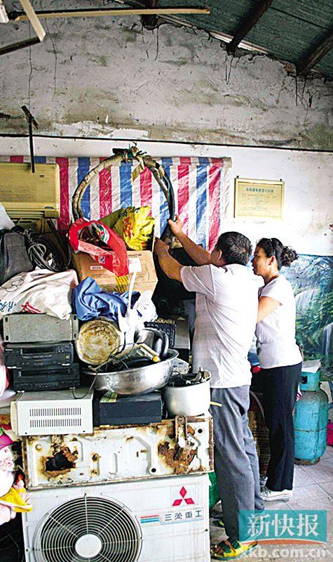 劉伯與妻子李姨在收拾剛回收的幾件小電器。